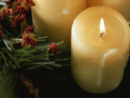 Фото для рабочего стола 
 Жёлтая новогодняя свеча 
 Качество обои: 1024x768